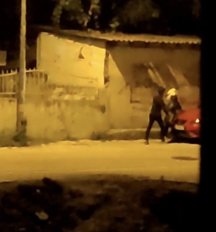 Küçükçekmece'de sokak ortasında kadına şiddet kamerada