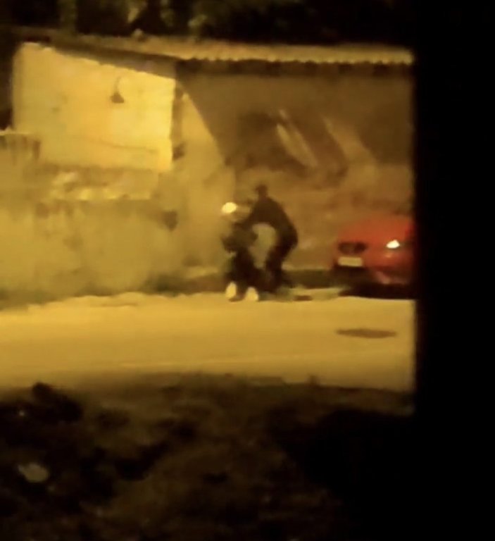 Küçükçekmece'de sokak ortasında kadına şiddet kamerada