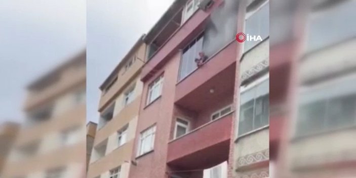 Sultangazi'de yangında evinde mahsur kalan anne, çocuğunu beton zemine bıraktı