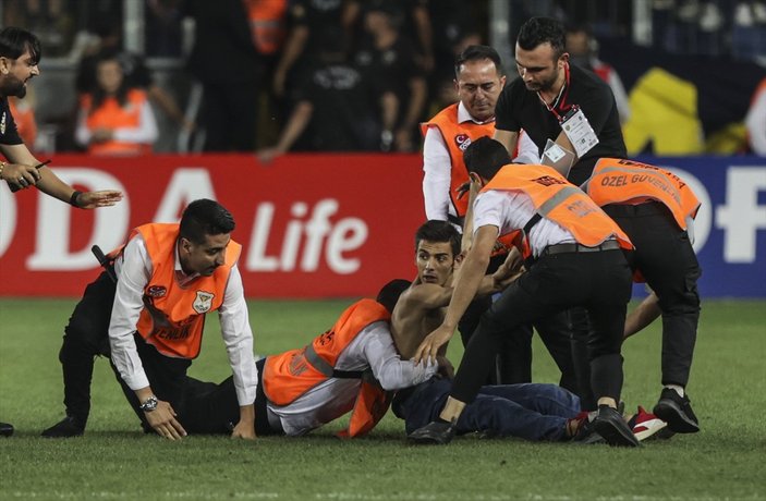 Ankaragücü-Beşiktaş maçında sahaya giren taraftar gözaltında