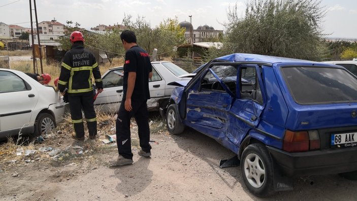 Aksaray'da aday sürücü park halindeki araçlara çarptı