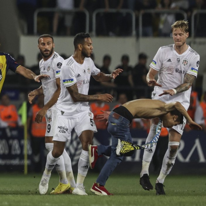 Ankaragücü taraftarı Beşiktaşlı futbolculara saldırdı