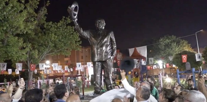 CHP'li Muratpaşa Belediyesi, Süleyman Demirel'in heykelini dikti