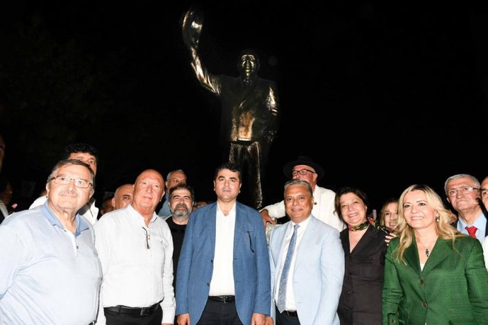 CHP'li Muratpaşa Belediyesi, Süleyman Demirel'in heykelini dikti