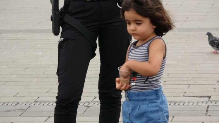Taksim'de çevik kuvvet ekipleri kaybolan kız çocuğuna sahip çıktı