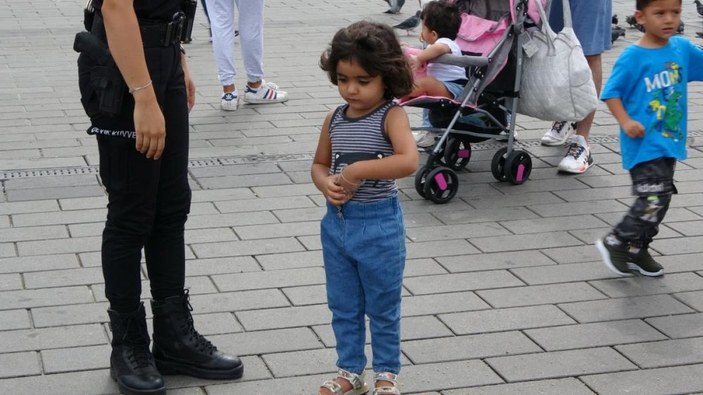 Taksim'de çevik kuvvet ekipleri kaybolan kız çocuğuna sahip çıktı