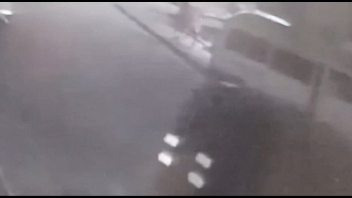 Avcılar’da anne ve kızı, minibüs altında kalmaktan kıl payı kurtuldu