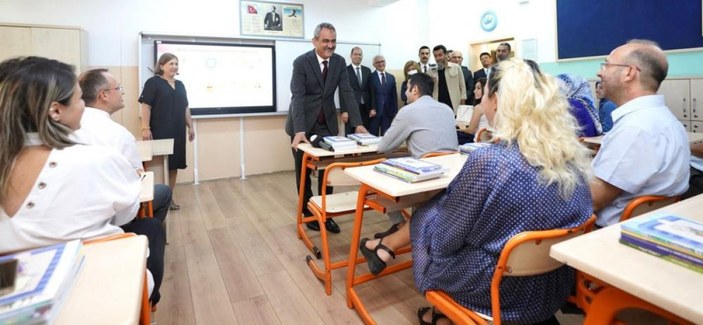 Mahmut Özer, uyum eğitimleri programına başlayan okula ziyaret etti