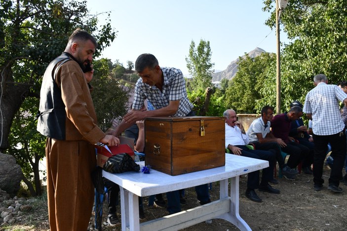 Şırnak'ta düğünde seçim gibi takı töreni: Oy kullanır gibi zarf attılar