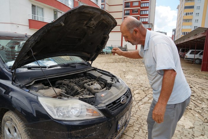 Kastamonu’da sel sularına atlayıp hayvanlarını kurtardı