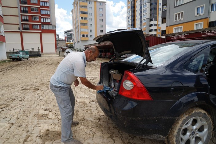 Kastamonu’da sel sularına atlayıp hayvanlarını kurtardı