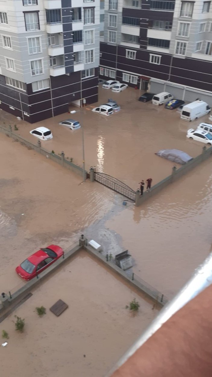 Kastamonu’da sel sularına atlayıp hayvanlarını kurtardı