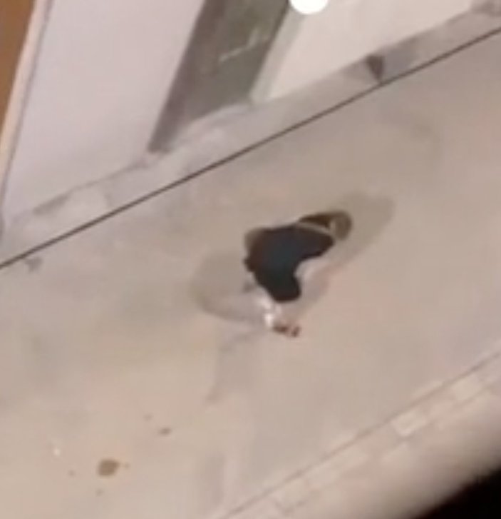 İzmit'te sokakta çömelen kadın tuvaletini yaptı