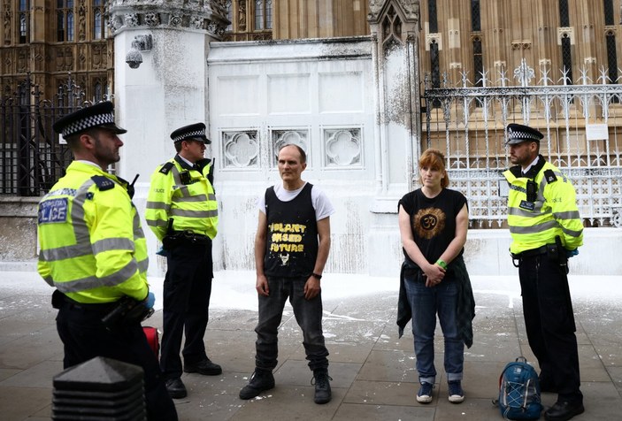 Londra’da parlamento binasına boyalı saldırı