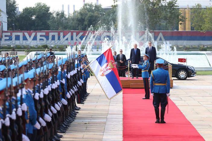 Cumhurbaşkanı Erdoğan Sırbistan'da törenle karşılandı