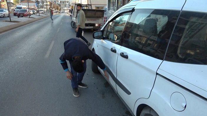 Arnavutköy'de, park halindeki araçlara çarpıp mahallelinin üzerine sürdü