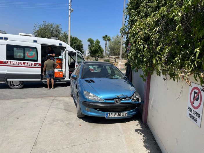 Mersin'de okul duvarına çarpan araç sürücüsü, 3 kişiyi yaraladı