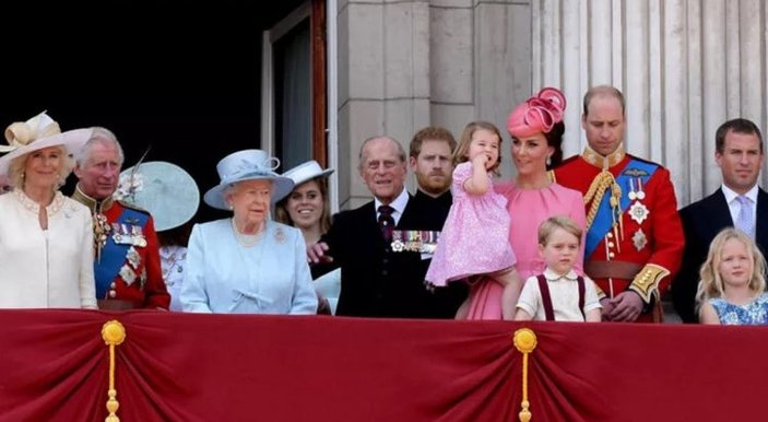 Kraliyet Ailesi üyeleri, Kraliçe Elizabeth'in yanına gitti