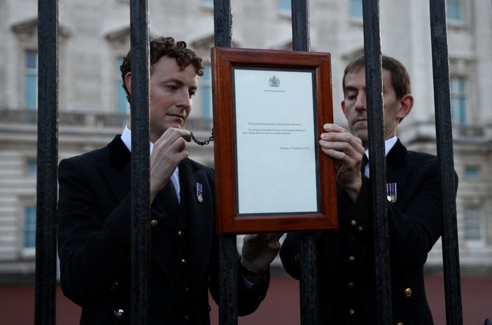 2. Elizabeth'in ölüm ilanı Buckingham Sarayı'nın kapısında
