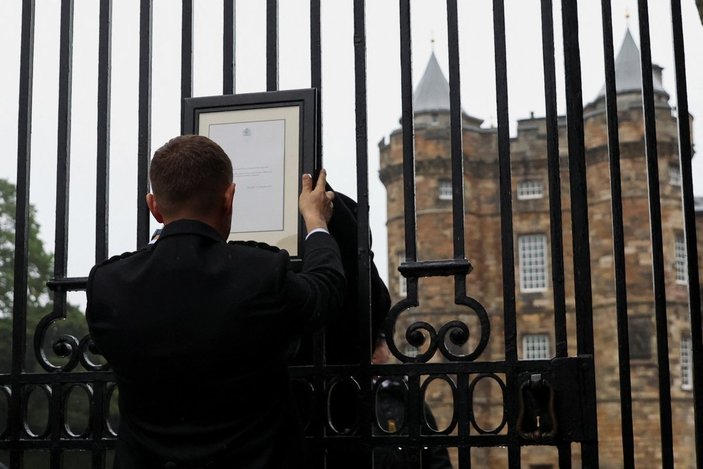 2. Elizabeth'in ölüm ilanı Buckingham Sarayı'nın kapısında