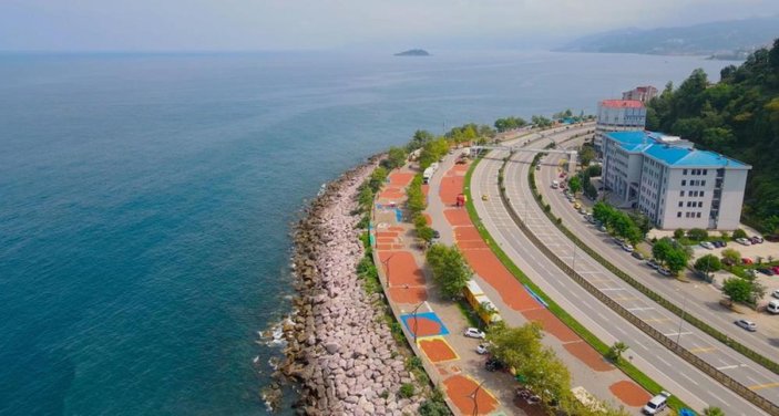 Giresun'da sahil yolu kurumaya bırakılan fındıklarla doldu