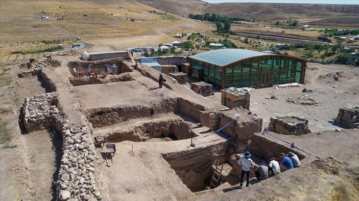 Van'da Urartulara ait mimari kaplama levhası bulundu