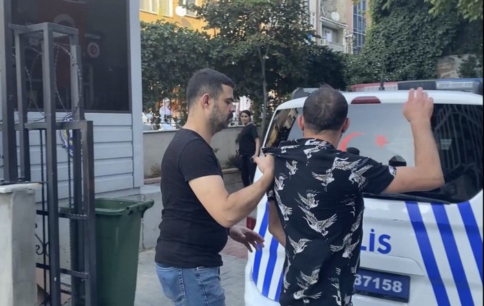 İstanbul'da karısını sokak ortasında darbetti, çevredekiler hiçbir şey yapmadı
