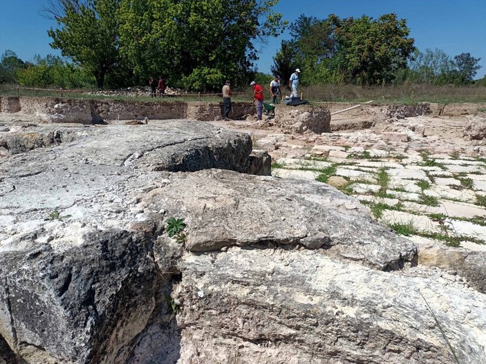 Edirne Sarayı kazı çalışmalarında, patlamamış top mermisi bulundu