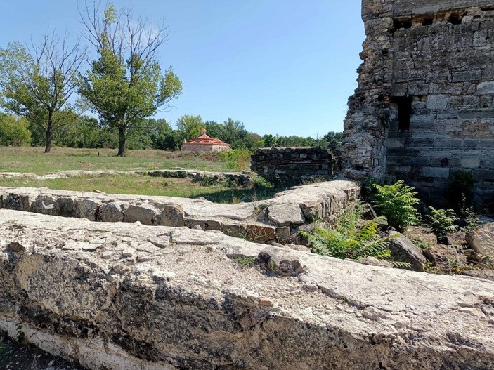 Edirne Sarayı kazı çalışmalarında, patlamamış top mermisi bulundu