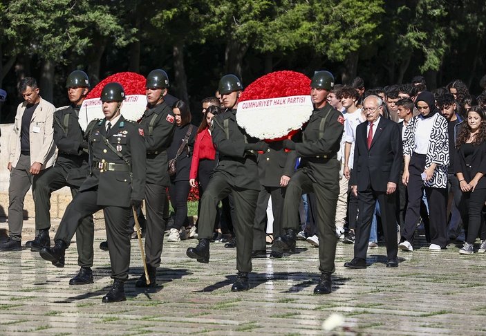 CHP, 99’ncu kuruluş yıl dönümünde Anıtkabir'e gitti