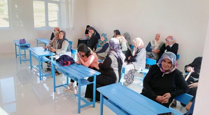 Demet Akalın’dan eğitime destek