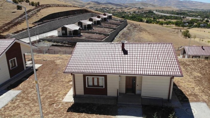 Elazığ'da depremzedeler yeni evlerine kavuşmanın heyecanını yaşıyor