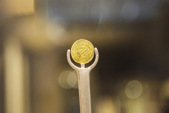 Sultan Alparslan dönemine ait altın sikke Ahlat Müzesi'nde sergileniyor
