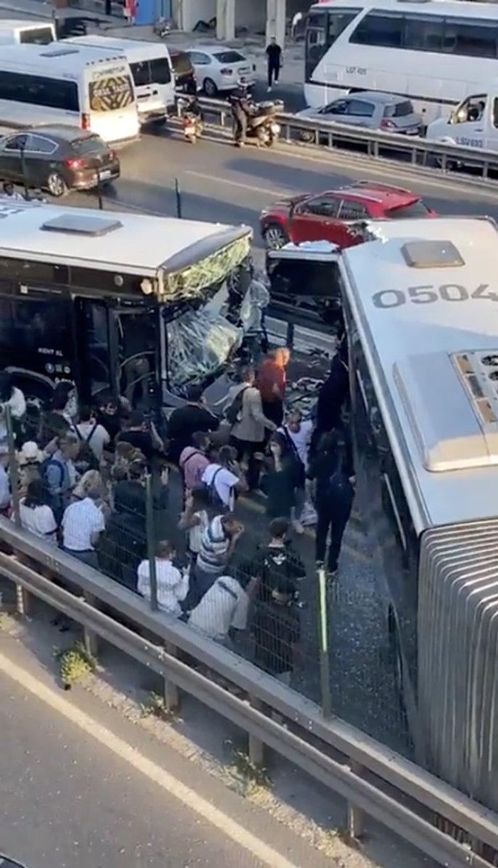 İstanbul Avcılar'da metrobüsler çarpıştı