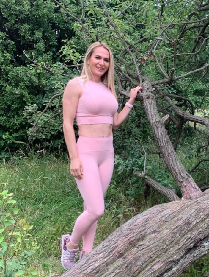 Survivor Nagihan'dan dekolteli poz