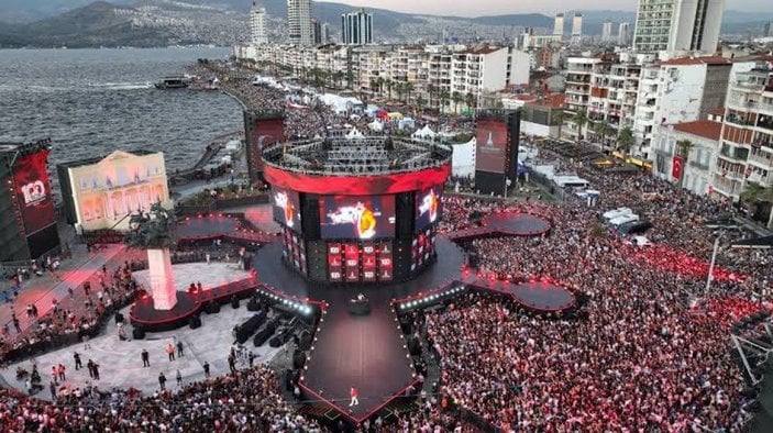 Tarkan'ın İzmir konseri tarihe geçti! Dünyanın en kalabalık 5. ücretsiz konseri..