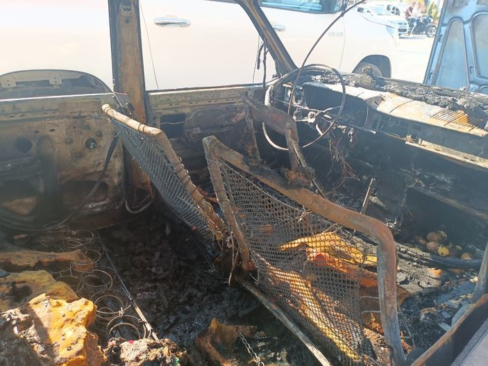 i Adana'da sigara içmek isteyen sürücü, aracı yaktı