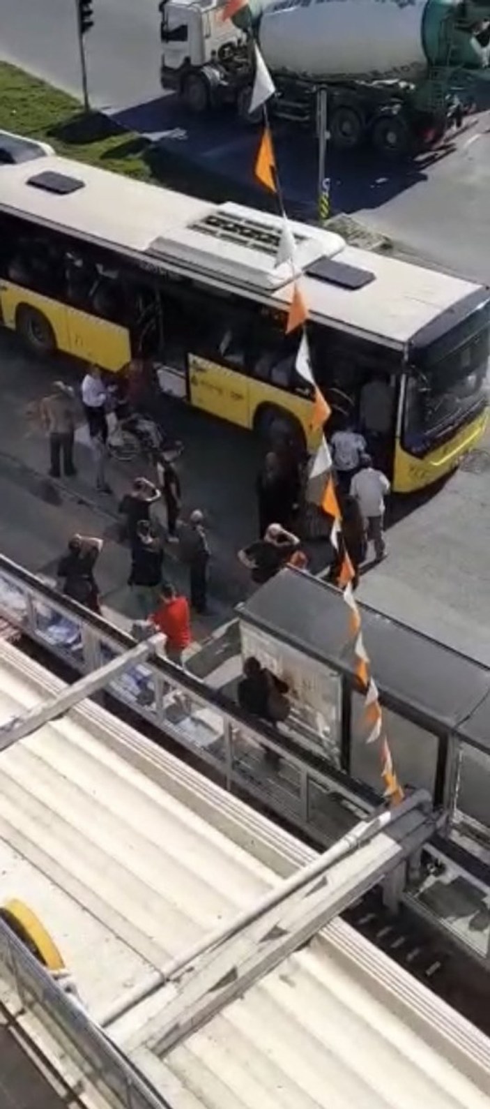 Sancaktepe'de İETT şoförü ile yolcular arasında engelli rampası tartışması