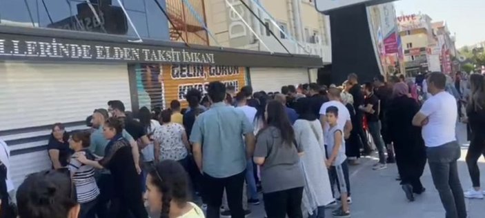 Ankara'da mağazanın açılışına özel yapılan indirim izdihama neden oldu
