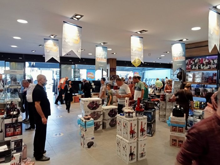 Ankara'da mağazanın açılışına özel yapılan indirim izdihama neden oldu