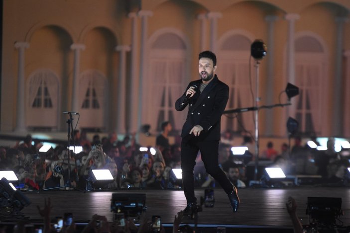 Tarkan, İzmir'in kurtuluşunun 100'üncü yılında konser verdi