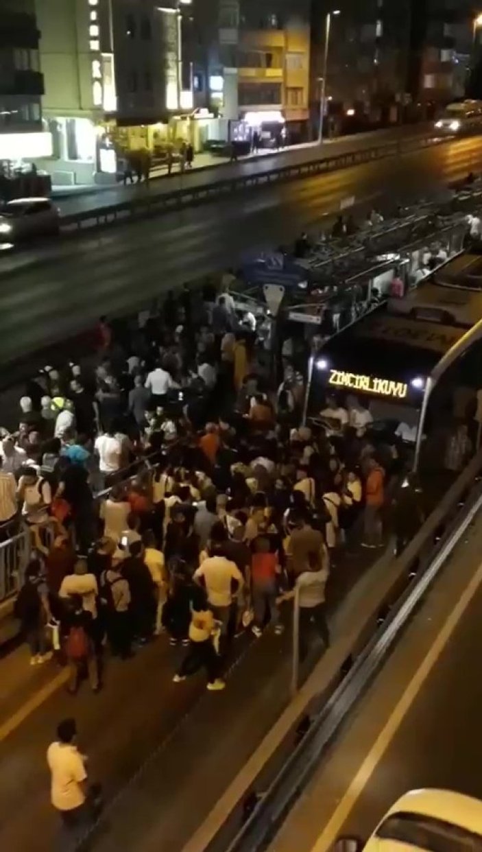 Metrobüs yolunda mahsur kalan vatandaşlar: İmamoğlu istifa