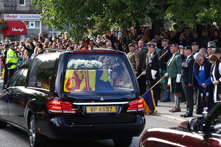 Kraliçe Elizabeth'in cenazesi, Balmoral Kalesi'nden yola çıktı