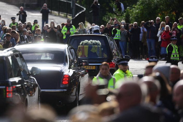 Kraliçe Elizabeth'in cenazesi, Balmoral Kalesi'nden yola çıktı