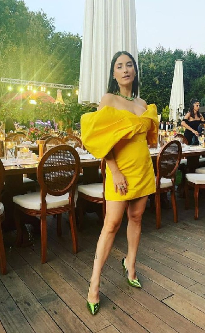 Hazal Kaya sarı elbisesini giydi, göğüs dekoltesi Instagram'a damga vurdu!
