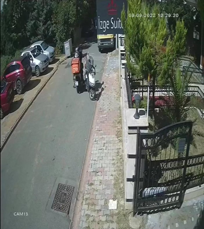 Ataşehir’de, kuryenin motosikletinden siparişini çaldılar