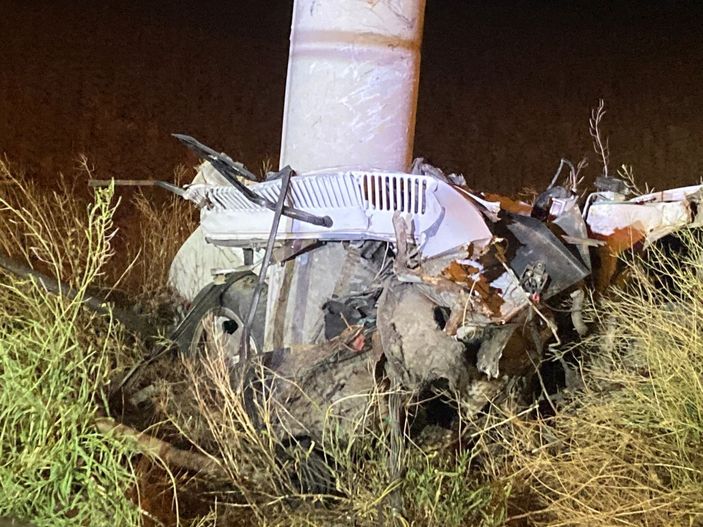 Çorum'da elektrik direğine otomobil çarptı: 1'i bebek 2 ölü, 3 yaralı