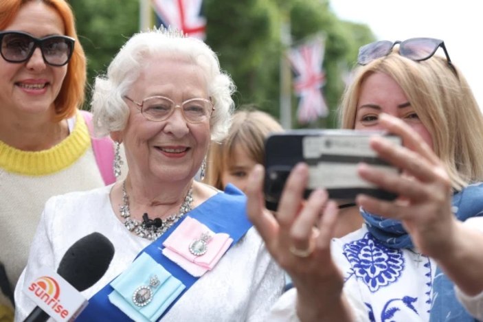 Mary Reynolds, Kraliçe Elizabeth'e benzerliğiyle dikkat çekiyor