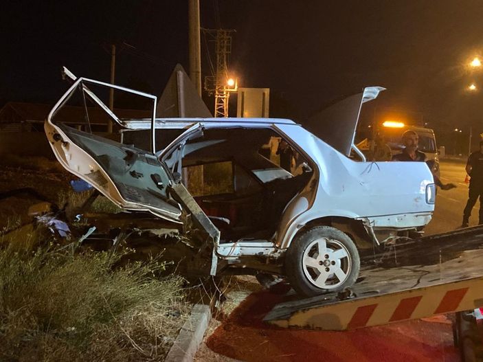 Çorum'da elektrik direğine otomobil çarptı: 1'i bebek 2 ölü, 3 yaralı