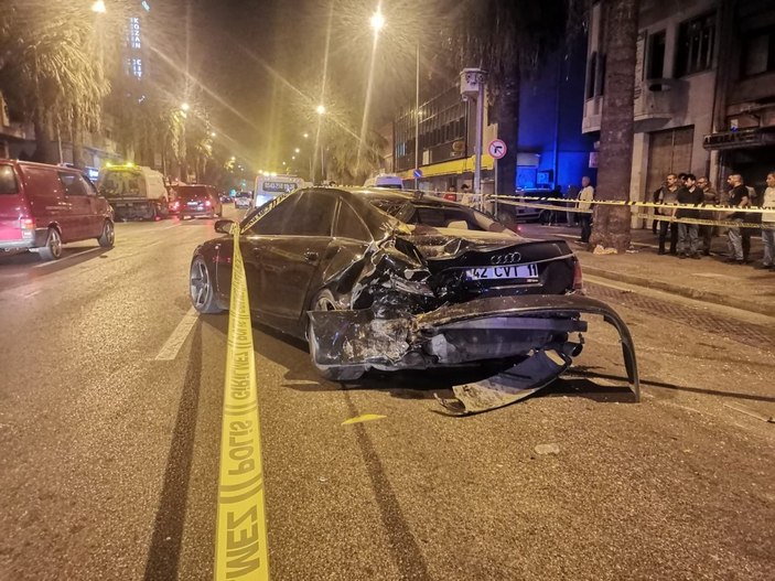 İzmir'de kağıt toplayıcısına taksi çarptı: 1 ölü, 1 yaralı